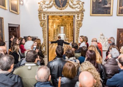 Visita teatralizada entrando en Galería Dorada