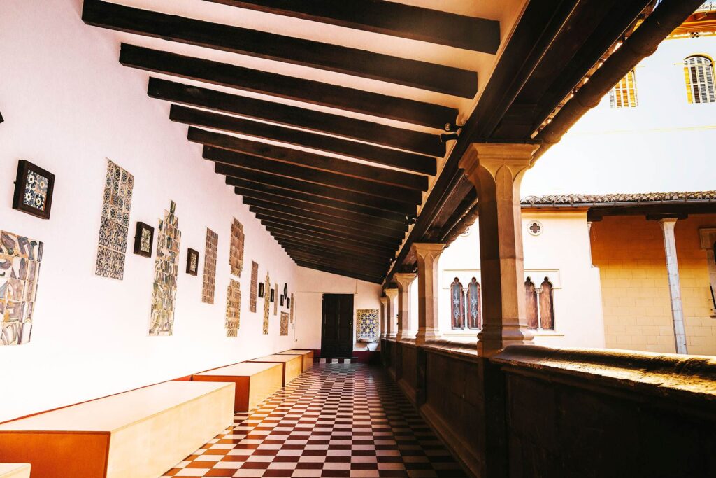 Galería de las cerámicas en el Palau Ducal dels Borja