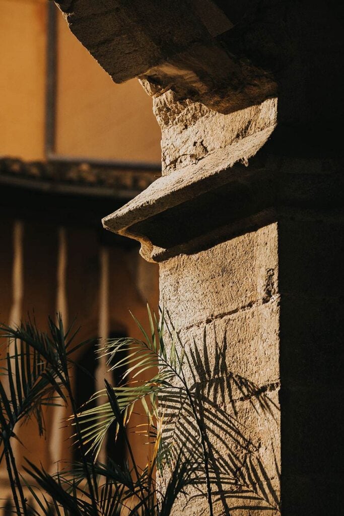 Detalle arquitectónico del Palau Ducal dels Borja, bañado por la luz del atardecer.